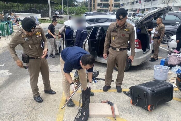 หัวหมาก ขยายผลค้นรถต้องสงสัย พบปืนลูกซองไทยประดิษฐ์ซุกซ่อนเพิ่ม 2 กระบอก พร้อมกระสุน