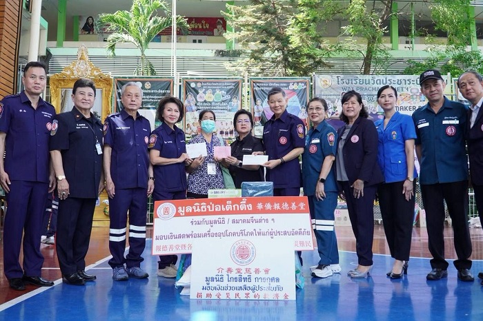 มูลนิธิป่อเต็กตึ๊ง จับมือสมาคมจีน มอบเงิน-เครื่องอุปโภคบริโภค เยียวยาผู้ประสบภัย 3 ชุมชนกว่า 8 แสนบาท