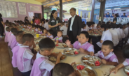 ชไนเดอร์ ลิฟท์-วัดปลูกศรัทธา จัดโครงการ “น้องอิ่มท้อง พี่อิ่มบุญ” มอบทุนการศึกษา-ชุดยังชีพ รร.ตชด.บ้านถ้ำหิน