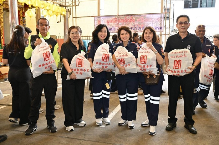 ร่วมส่งกำลังใจ! มูลนิธิป่อเต็กตึ๊ง ระดมจิตอาสาแพ็กถุงยังชีพ-ตั้งโรงครัวเคลื่อนที่ สู้ภัยน้ำท่วม
