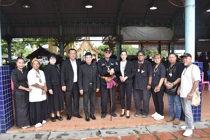 ครอบครัว-ลูกศิษย์ และคนดังหลายวงการ ร่วมอาลัย ส่ง “อ.อาวุธ สหายเทวดา” ครั้งสุดท้าย ณ วัดเต็มรักสามัคคี