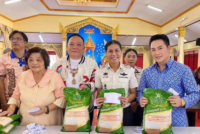 ครอบครัว “ภูธิติวิวัฒน์ ภูธากร” จับมือ ผบ.ยุพา บุญเกิน-โก้ พญายม มอบทุนการศึกษา-ข้าวสาร ช่วยนักเรียน-ผู้ปกครอง รร.วัดนนทรี