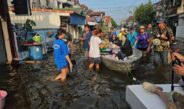 “ปวีณา” ลุยน้ำท่วมแจกข้าวกล่อง-น้ำดื่มบรรเทาทุกข์ชาวลำลูกกา-สายไหม