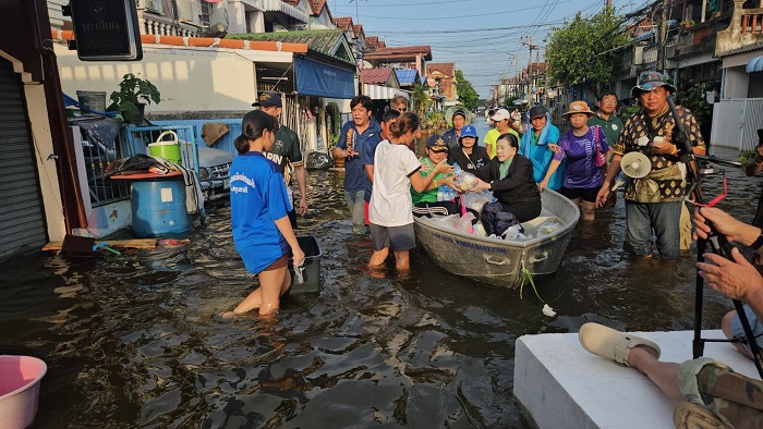 “ปวีณา” ลุยน้ำท่วมแจกข้าวกล่อง-น้ำดื่มบรรเทาทุกข์ชาวลำลูกกา-สายไหม