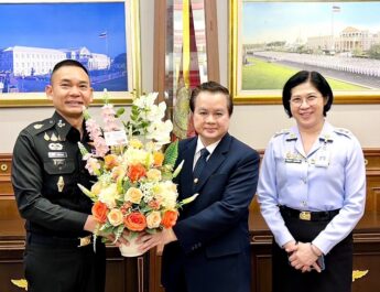 ประธานมูลนิธิครอบครัวพอเพียง แสดงความยินดี ปลัดกระทรวงกลาโหม