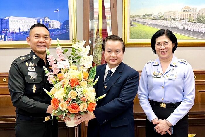 ประธานมูลนิธิครอบครัวพอเพียง แสดงความยินดี ปลัดกระทรวงกลาโหม